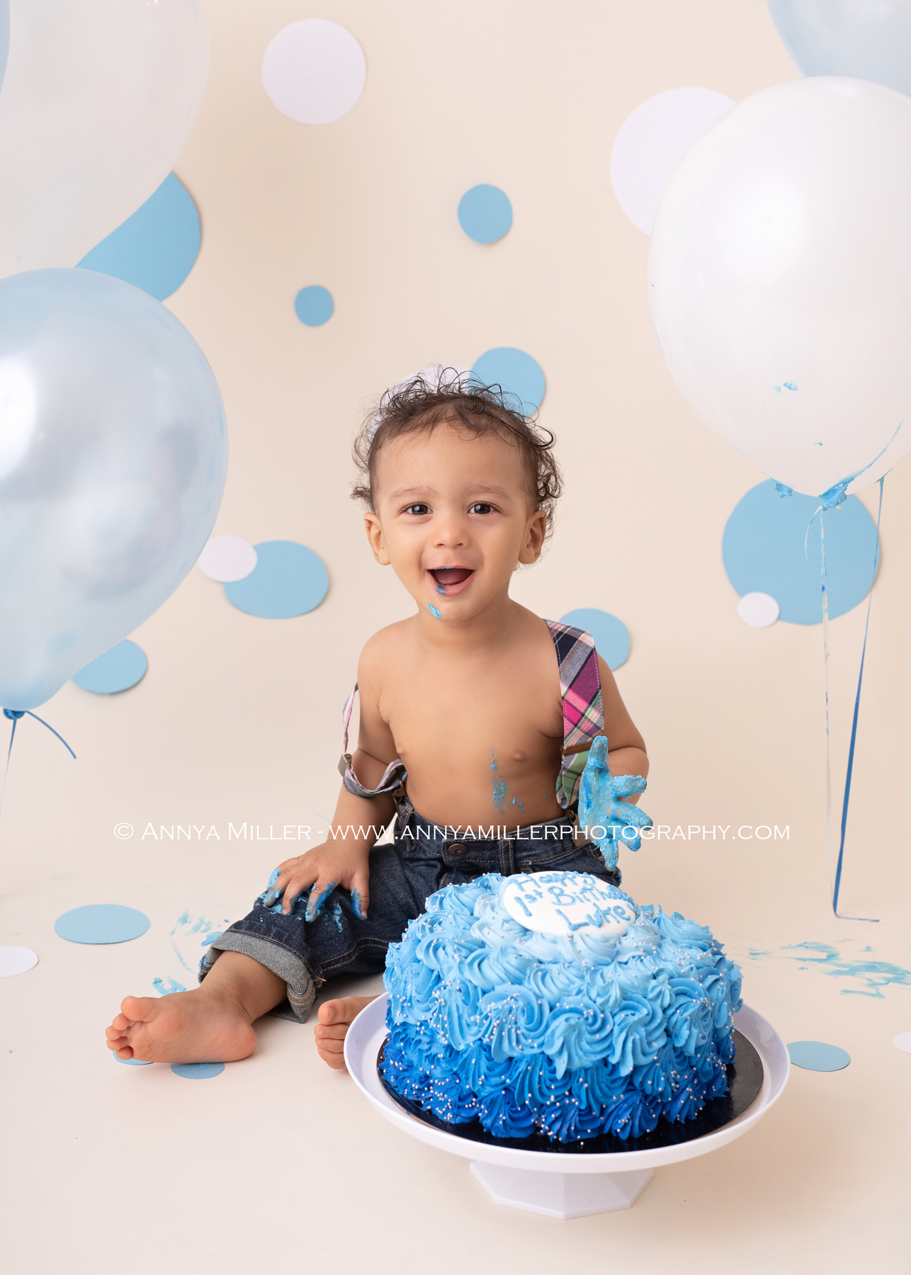 durham cake smash session of little boy eating birthday cake and splashing in bubble bath by Pickering photographer Annya Miller 